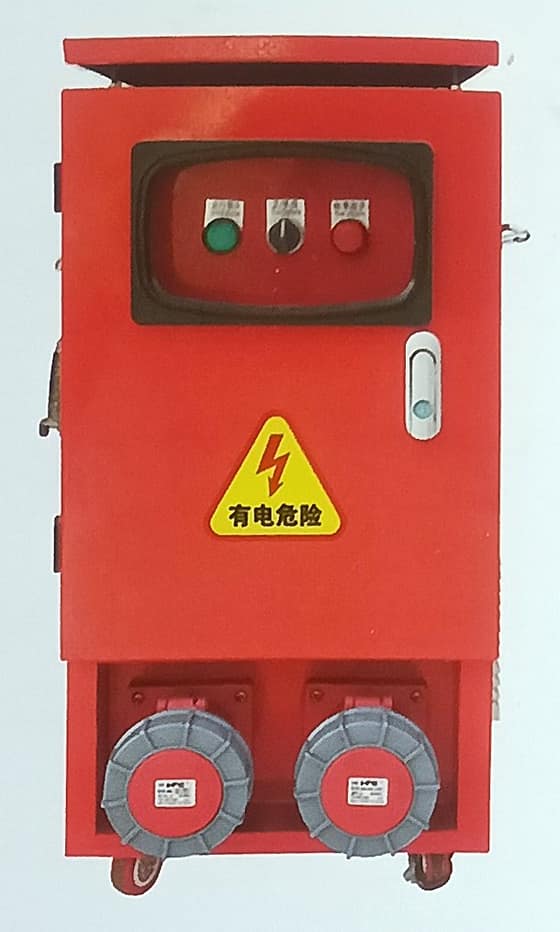 红色防水控制柜，柜面装有两个防水插座并贴有警示标识
